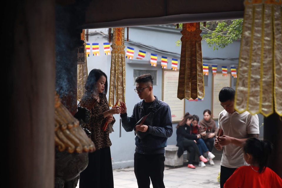 Ngôi chùa “chống ế” ở Hà Nội đông đúc nam thanh, nữ tú dịp Valentine - 1 Ngôi chùa “chống ế” ở Hà Nội đông đúc nam thanh, nữ tú dịp Valentine - 1