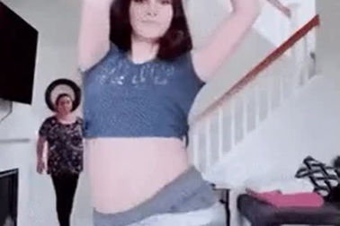Phản ứng của mẹ khi thấy con gái nhảy sexy trước camera