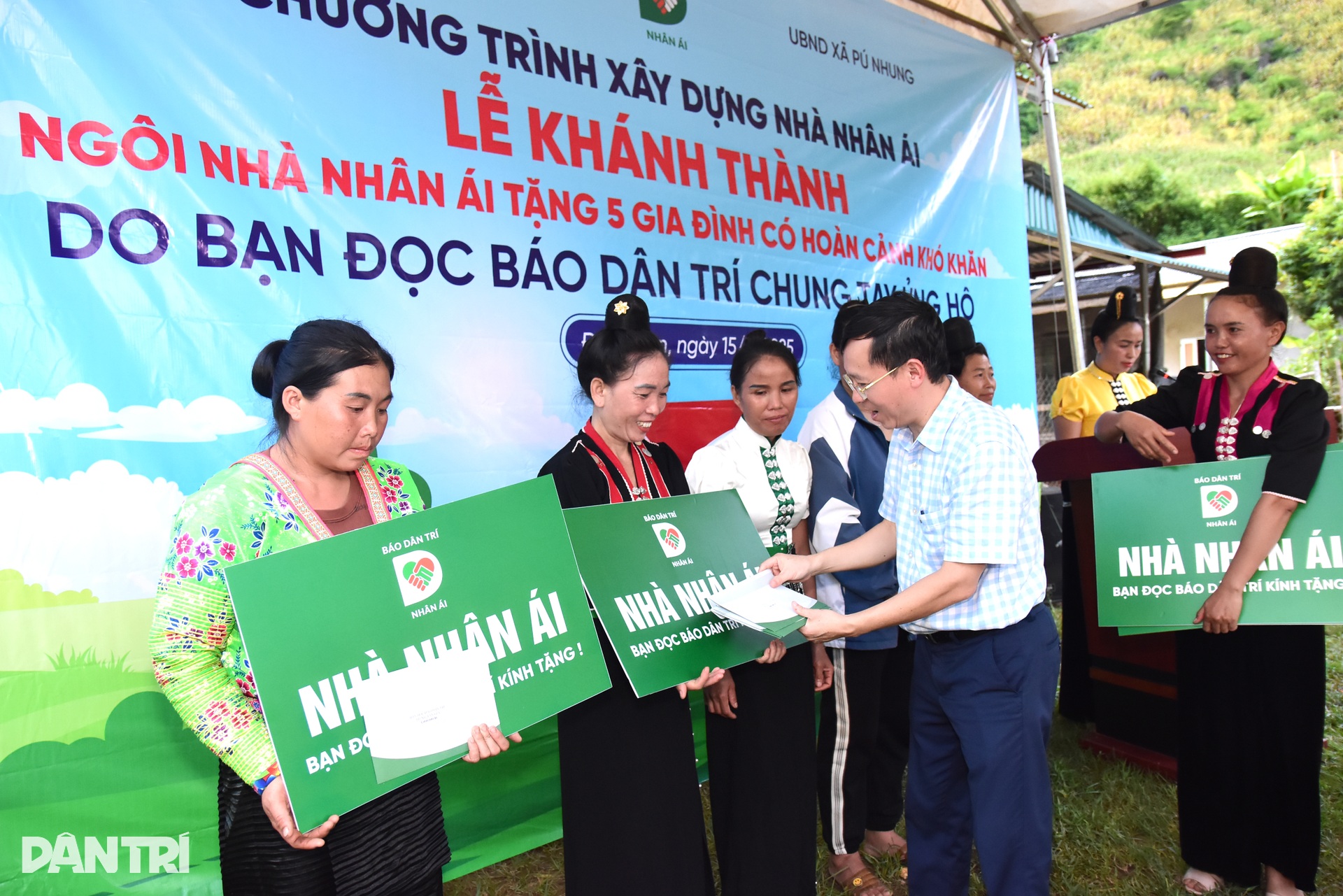Khánh thành 5 nhà Nhân ái trong niềm phấn khởi của người dân Điện Biên - 7 Khánh thành 5 nhà Nhân ái trong niềm phấn khởi của người dân Điện Biên - 7