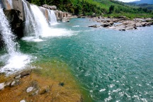 Hàng chục người tìm kiếm nam thanh niên mất tích khi tắm suối