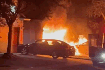 Xe Tesla bị nghi là nguyên nhân gây cháy nhà ở Mỹ