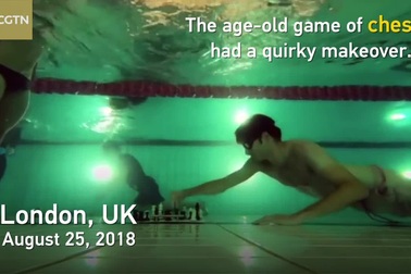 Kỳ lạ cuộc thi vừa lặn vừa đánh cờ vua