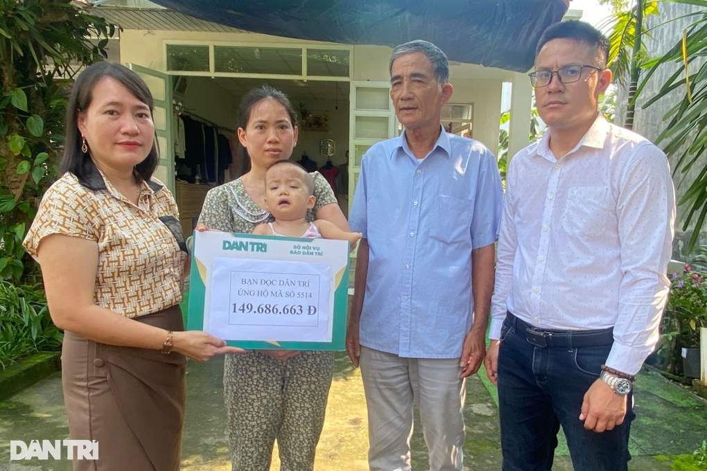 Bạn đọc ủng hộ bé gái không chân, dị tật tay hơn 188 triệu đồng - 1 Bạn đọc ủng hộ bé gái không chân, dị tật tay hơn 188 triệu đồng - 1