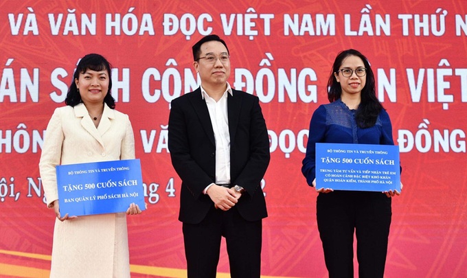 Tặng sách cho Ban Quản lý Phố sách Hà Nội và Trung tâm Tư vấn và Tiếp nhận trẻ em có hoàn cảnh đặc biệt khó khăn quận Hoàn Kiếm.