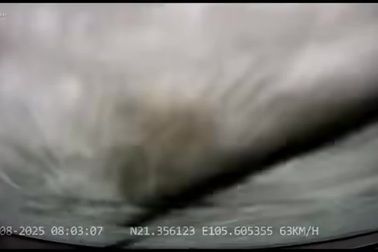 Tài xế suýt gặp tai nạn vì chạy song song xe ben trên đường ngập nước