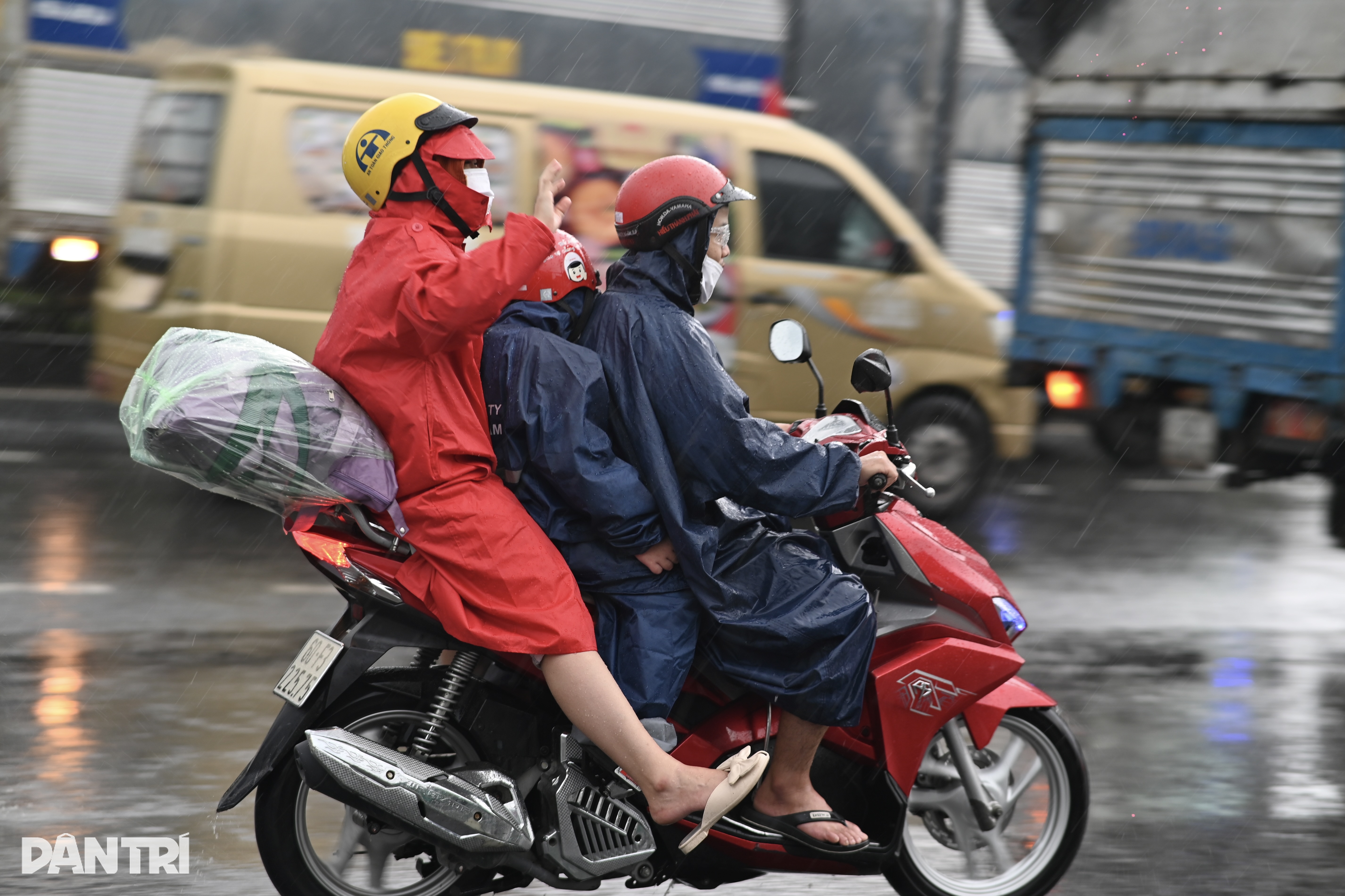 Người dân lỉnh kỉnh đồ đạc, đội mưa rời TPHCM đi nghỉ lễ Quốc khánh - 3