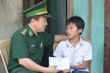 Người lính quân hàm xanh trích tiền lương giúp học sinh nghèo tới trường