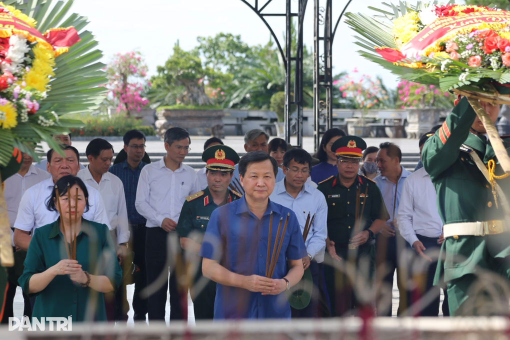 Phó Thủ tướng Lê Minh Khái viếng nghĩa trang liệt sĩ tại Quảng Trị - 2 Phó Thủ tướng Lê Minh Khái viếng nghĩa trang liệt sĩ tại Quảng Trị - 2