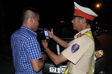 Nể khách uống 1 chén rượu, tài xế bị tước bằng lái gần 1 năm