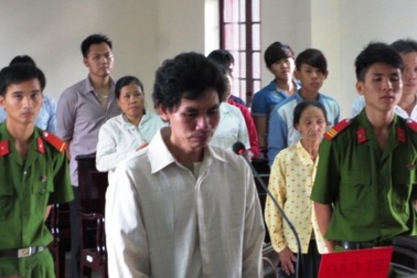 Dùng búa đánh chết vợ vì không chịu đưa con cái về quê