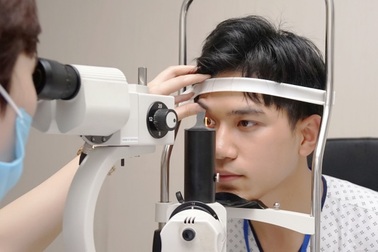 Đeo kính cận sai số nguy hiểm như thế nào?