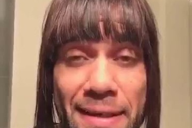 Daniel Alves giả gái để an ủi CĐV Barcelona