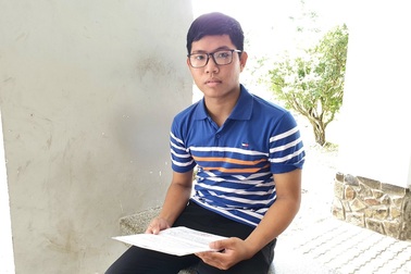 Nam sinh mồ côi, phụ hồ, bán vé số, làm thuê... khát khao vào đại học