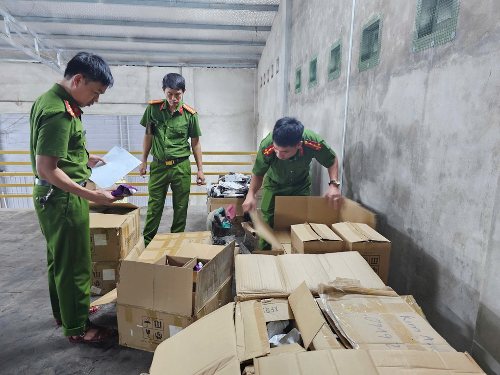 Công an kiểm tra 4 kho hàng, phát hiện 2,5 tấn mỹ phẩm nhập lậu - 2 Công an kiểm tra 4 kho hàng, phát hiện 2,5 tấn mỹ phẩm nhập lậu - 2