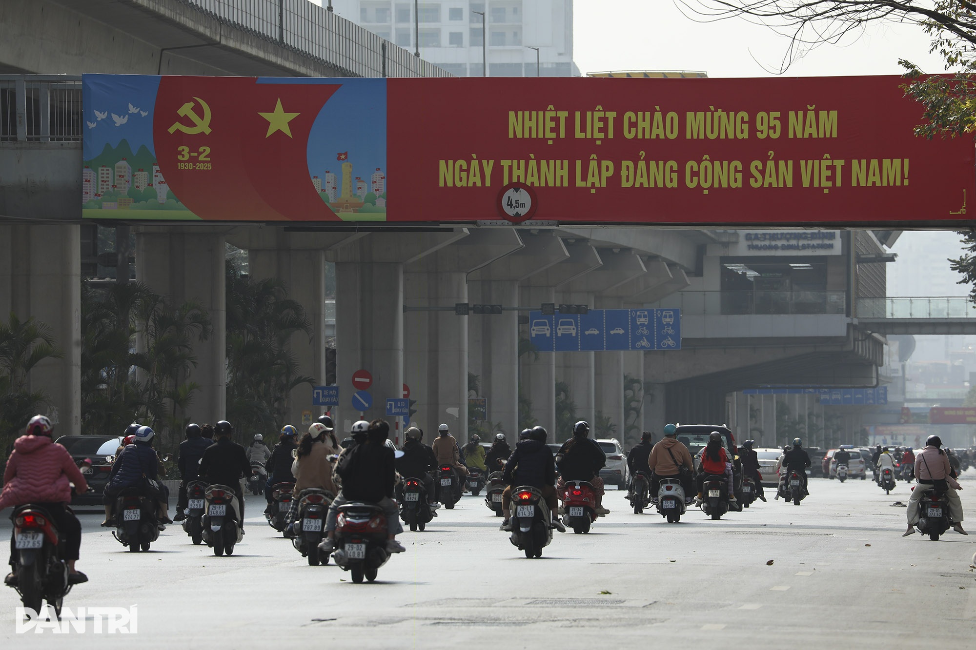 하노이, 당 창건 95주년 기념 거리 장식 - 15 Hà Nội trang hoàng đường phố mừng kỷ niệm 95 năm Ngày thành lập Đảng - 15