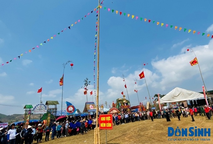 Nơi chuẩn bị cho trò chơi dân gian, trò ném còn
