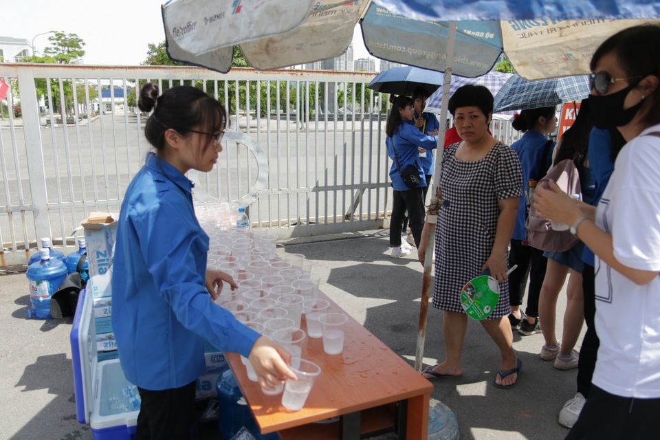 Hà Nội: Thanh niên tình nguyện đội nắng tiếp sức thí sinh thi vào lớp 10 - 9 Hà Nội: Thanh niên tình nguyện đội nắng tiếp sức thí sinh thi vào lớp 10 - 9