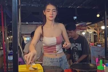 Cô chủ xinh như hoa hậu khiến quán cơm trứng đông nghịt khách