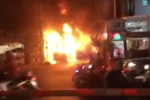 Xe khách giường nằm cháy ngùn ngụt trong đêm