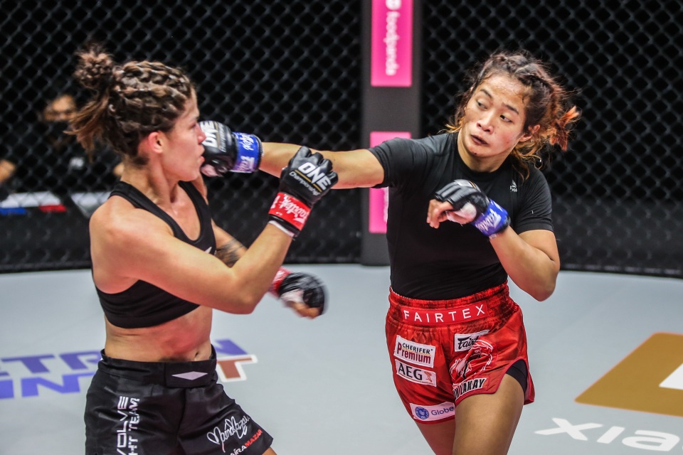 Nữ võ sĩ người Philippines thắng knock-out bằng đòn siết máy chém - 1 Nữ võ sĩ người Philippines thắng knock-out bằng đòn siết máy chém - 1