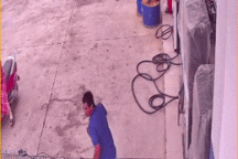 Bị đánh vì hút thuốc ở cây xăng, mang kéo đến đâm gục nhân viên