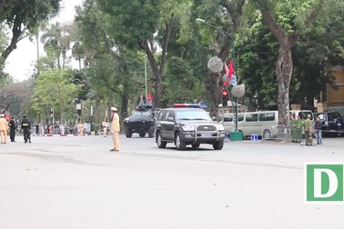 Đoàn xe đưa Chủ tịch Triều Tiên tiến về Phủ Chủ tịch