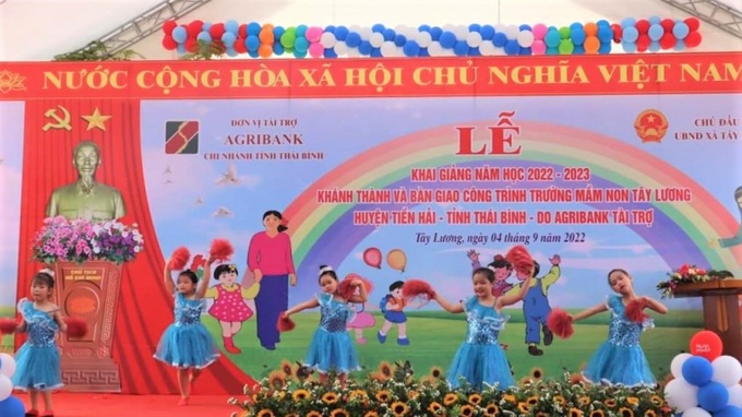 Các cháu học sinh Trường mầm non xã Tây Lương biểu diễn văn nghệ chào mừng buổi lễ khánh thành và khai giảng năm học mới.