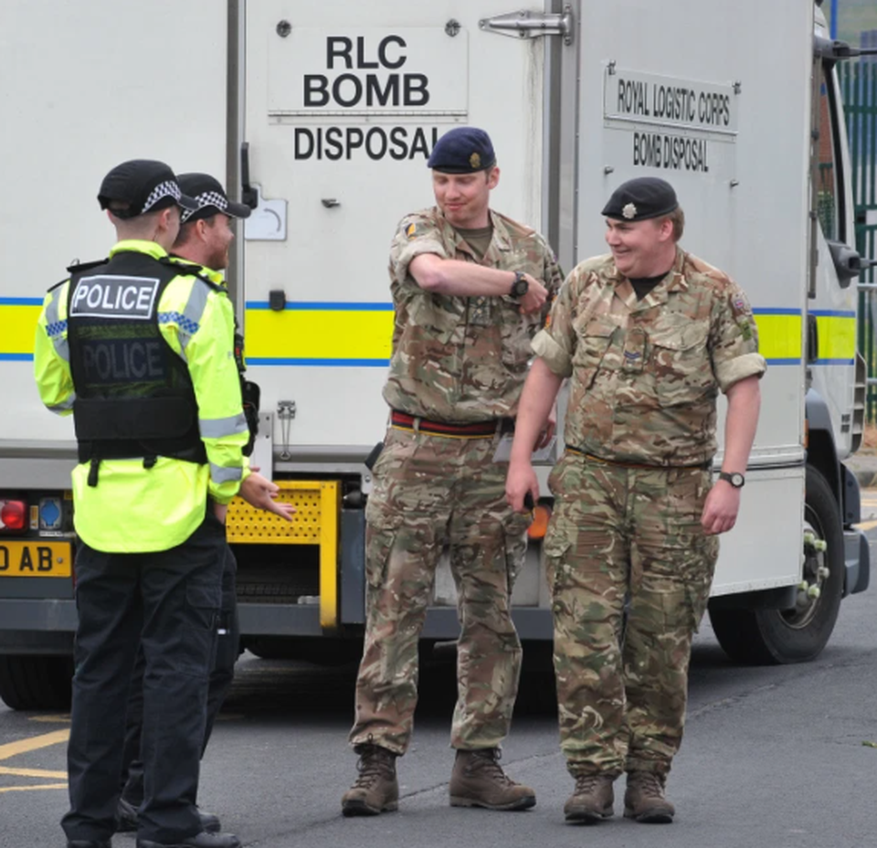 Dọn nhà hộ bà, cháu gái bất ngờ tìm thấy bom ông nội... giấu trong nhà kho - 3