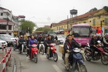 Nước sạch “cạn”, giao thông hỗn loạn vì mất điện