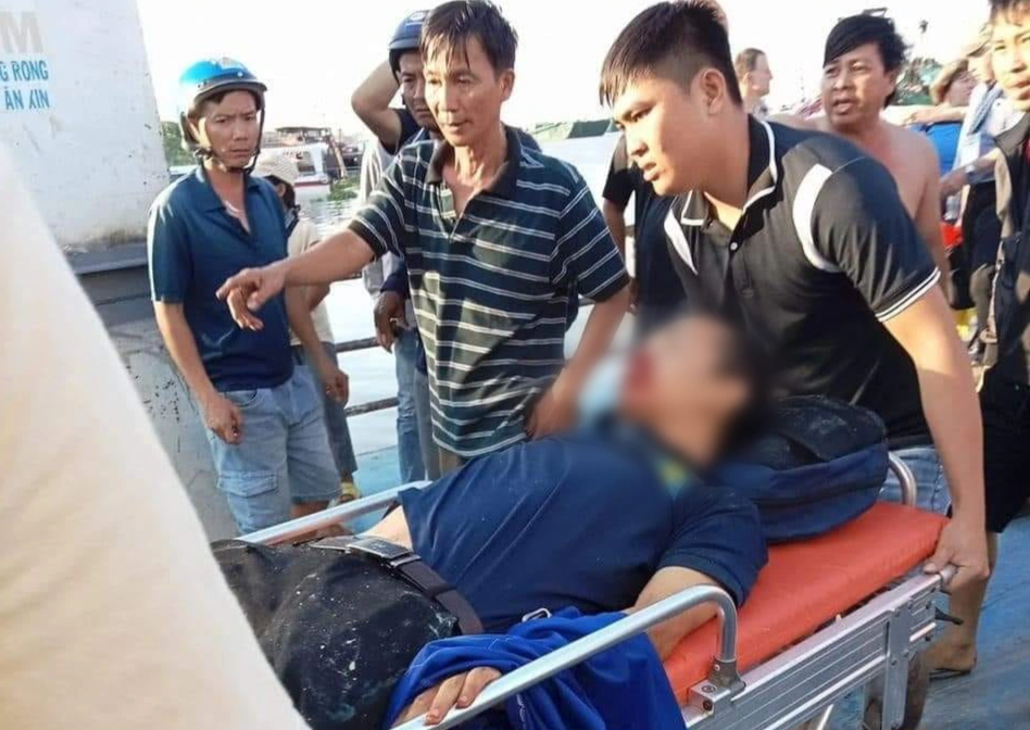An Giang: Phà va chạm tàu chở khách nước ngoài, ít nhất 5 người bị thương - 2