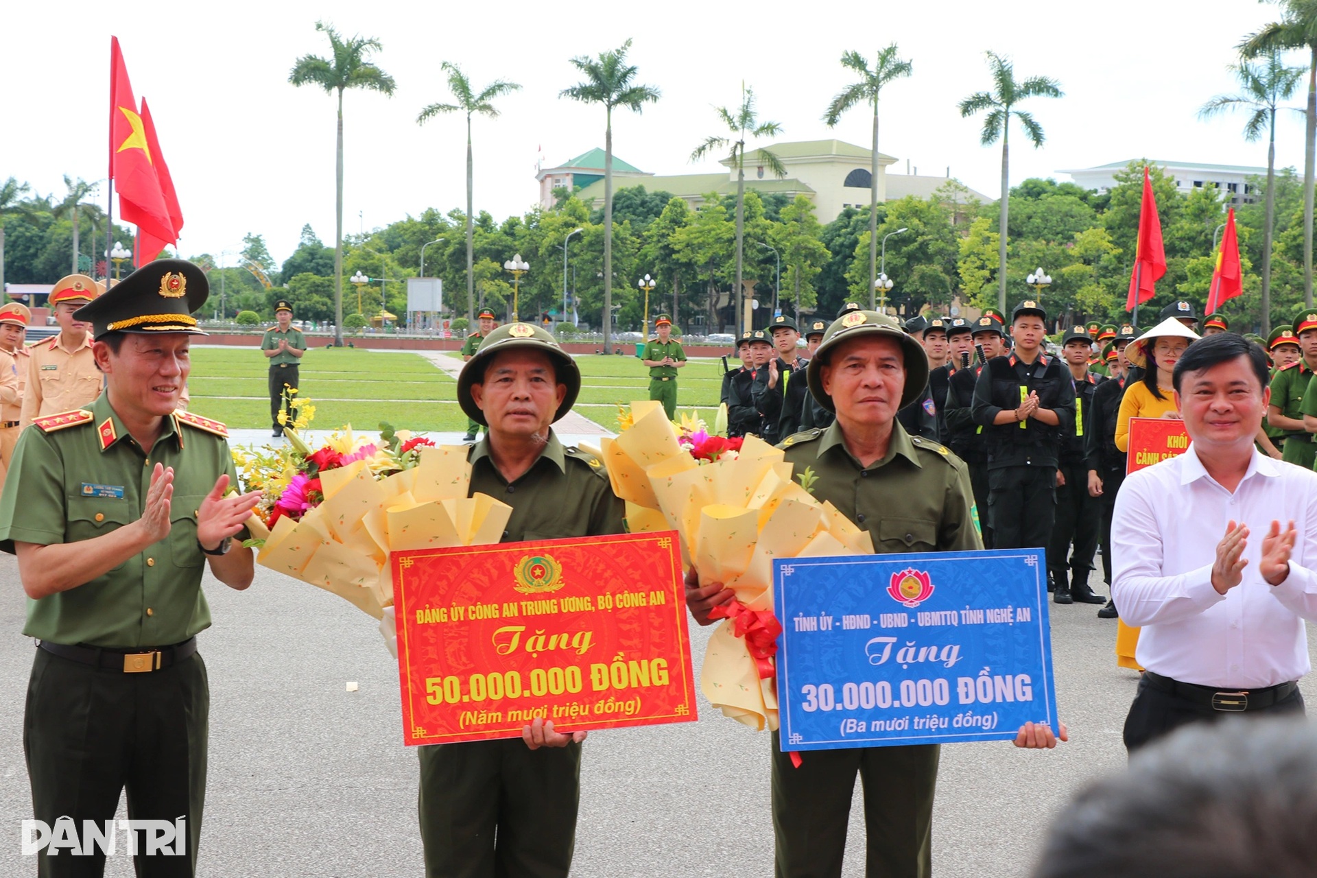 Bộ trưởng Công an dự lễ ra mắt lực lượng bảo vệ an ninh trật tự - 6 Bộ trưởng Công an dự lễ ra mắt lực lượng bảo vệ an ninh trật tự - 6