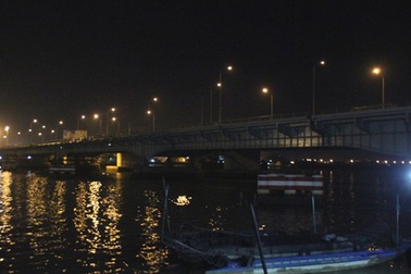 Không cứu được bạn gái nhảy cầu, chàng trai hoảng loạn