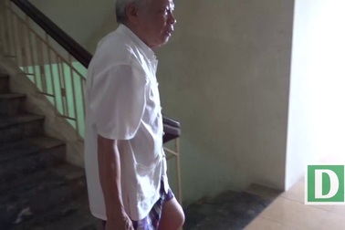 Hà Nội: Mất nước, dân chung cư phải hứng nước rửa hố rác dùng tạm