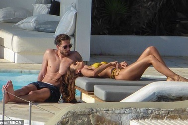 Siêu mẫu áo tắm Izabel Goulart khoe dáng hoàn hảo bên bồ kém 6 tuổi