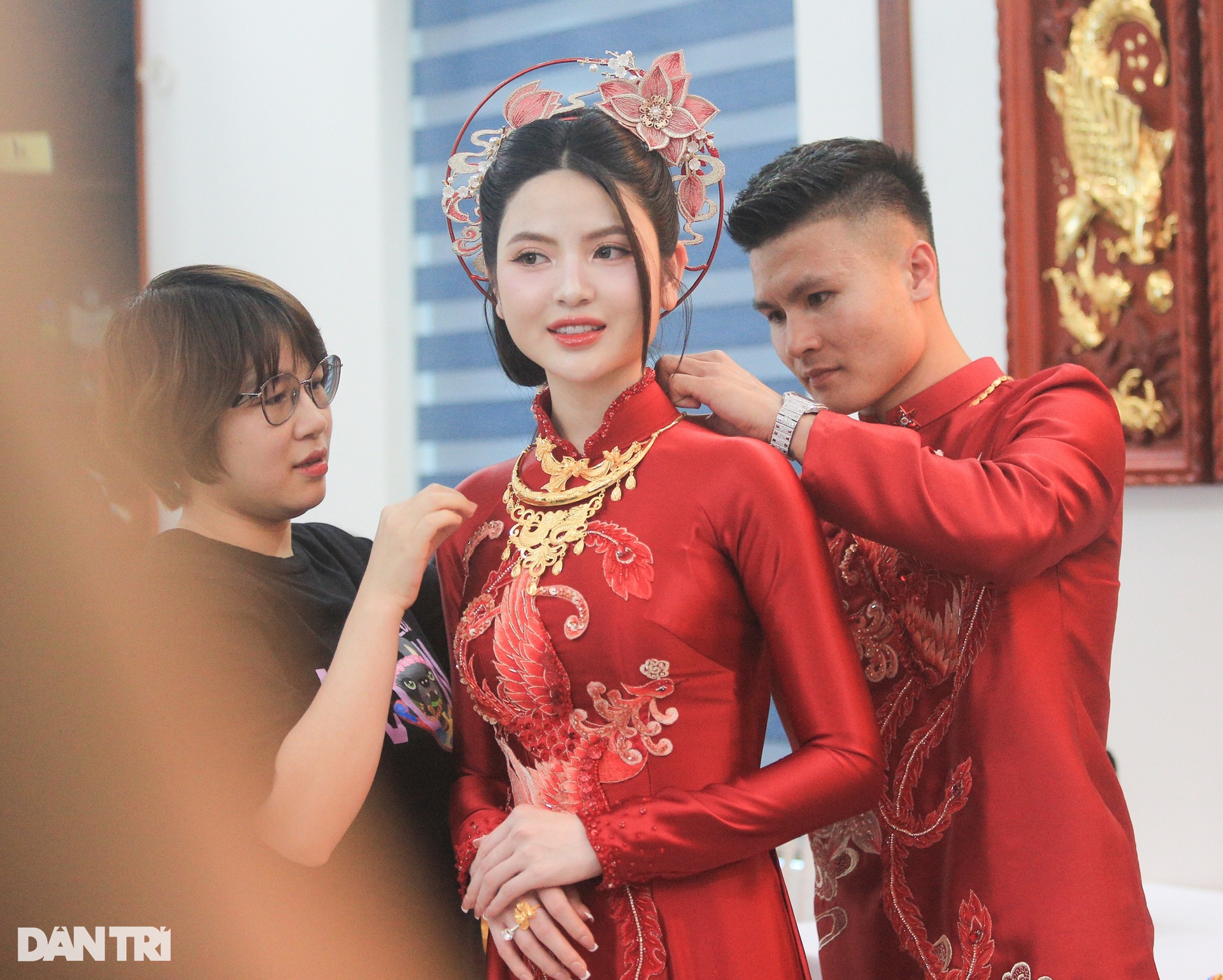 Quang Hải hôn má, đón cô dâu Chu Thanh Huyền bằng xe Bentley 10 tỷ đồng - 7 Quang Hải hôn má, đón cô dâu Chu Thanh Huyền bằng xe Bentley 10 tỷ đồng - 7