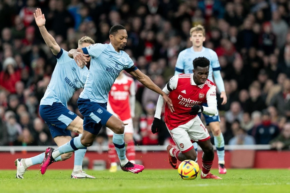 Arsenal chia điểm trên sân nhà, Tottenham thua đậm trước Leicester - 1