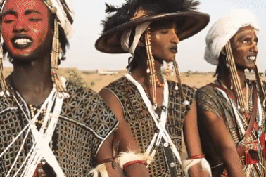 Bộ tộc lạ nơi đàn ông làm đẹp để cướp vợ, phụ nữ được lấy nhiều chồng