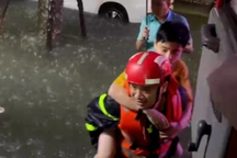 Một người chết do mưa ngập ở Đà Nẵng, 11.000 nhà dân tại Huế chìm trong lũ