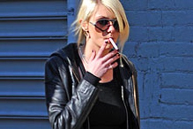 “Sao” 16 tuổi bị chỉ trích vì hút thuốc