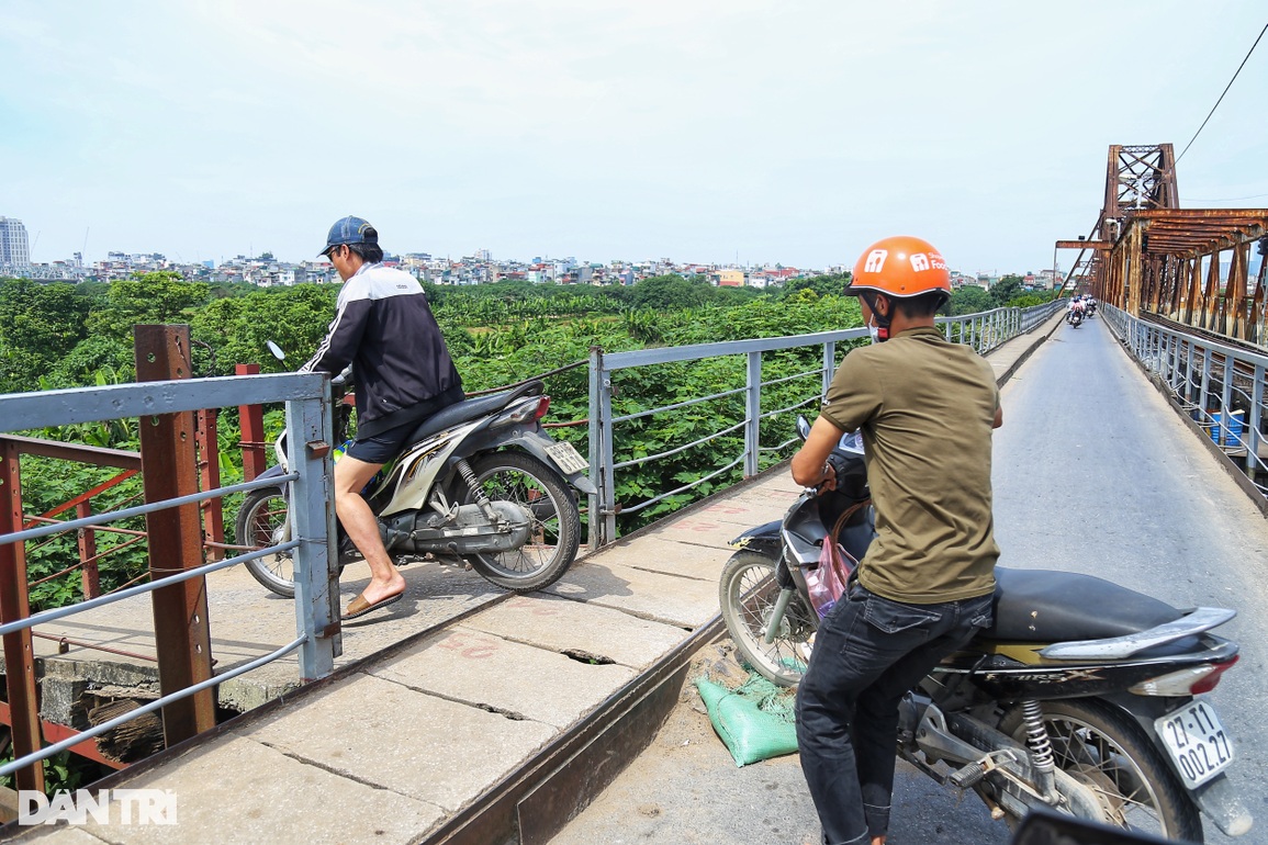 Hà Nội: Cấm người đi bộ trên cầu Long Biên vì các tấm đan xuống cấp? - 3 Hà Nội: Cấm người đi bộ trên cầu Long Biên vì các tấm đan xuống cấp? - 3