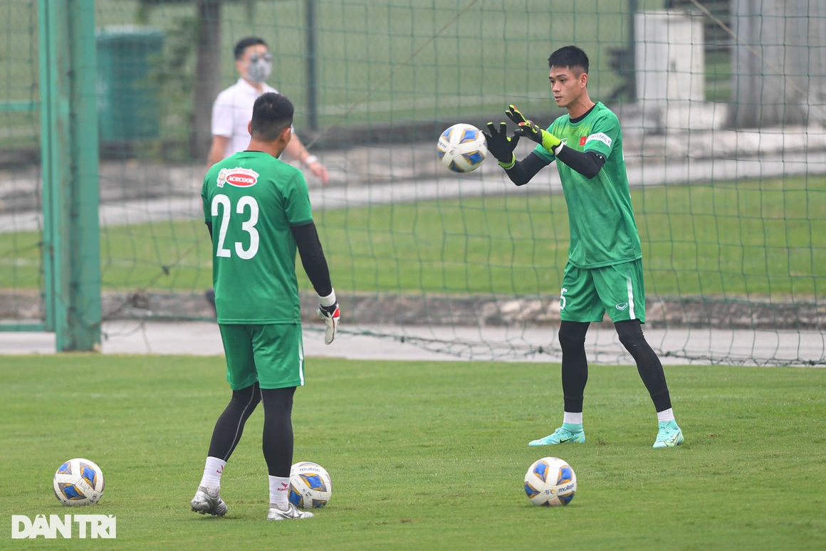 Tân binh Adriano Schmidt trong buổi tập đầu tiên cùng tuyển Việt Nam - 15 Tân binh Adriano Schmidt trong buổi tập đầu tiên cùng tuyển Việt Nam - 15