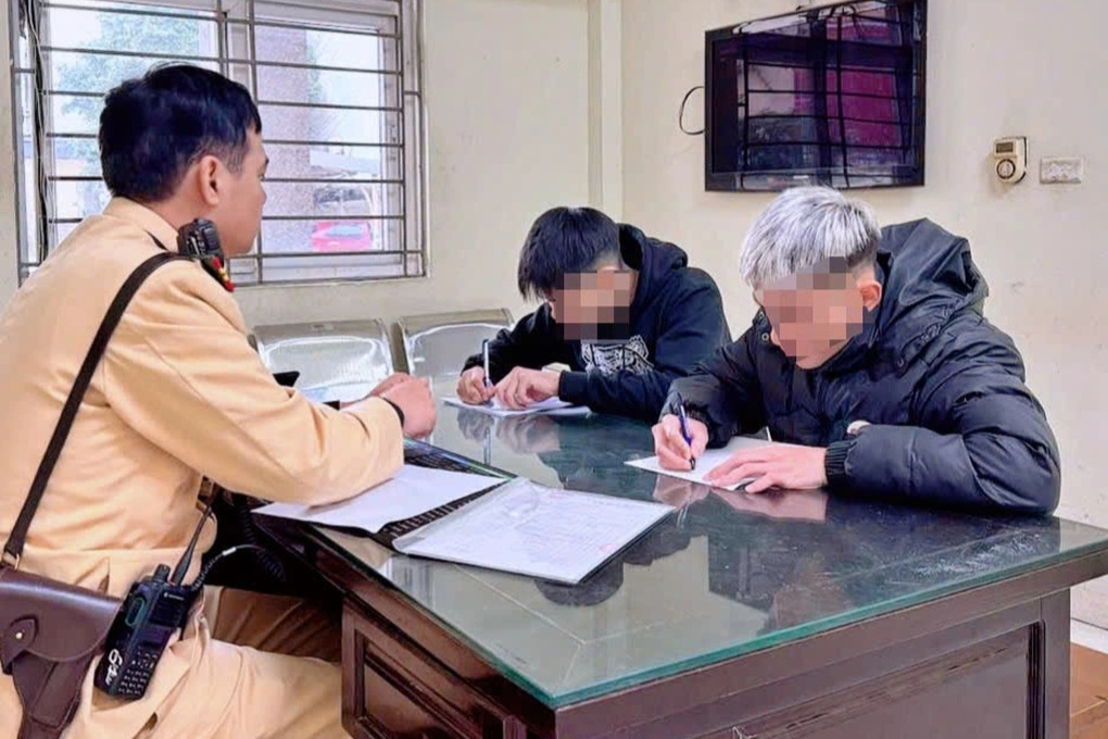 Nam thanh niên bốc đầu xe máy ở Hà Nội bị tịch thu phương tiện - 2