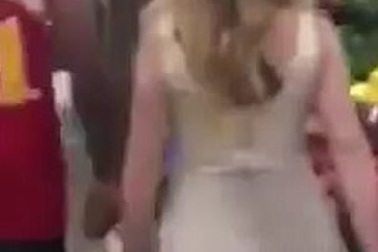 Sốc với nam thanh niên dắt bạn gái đi dạo siêu thị bằng dây xích