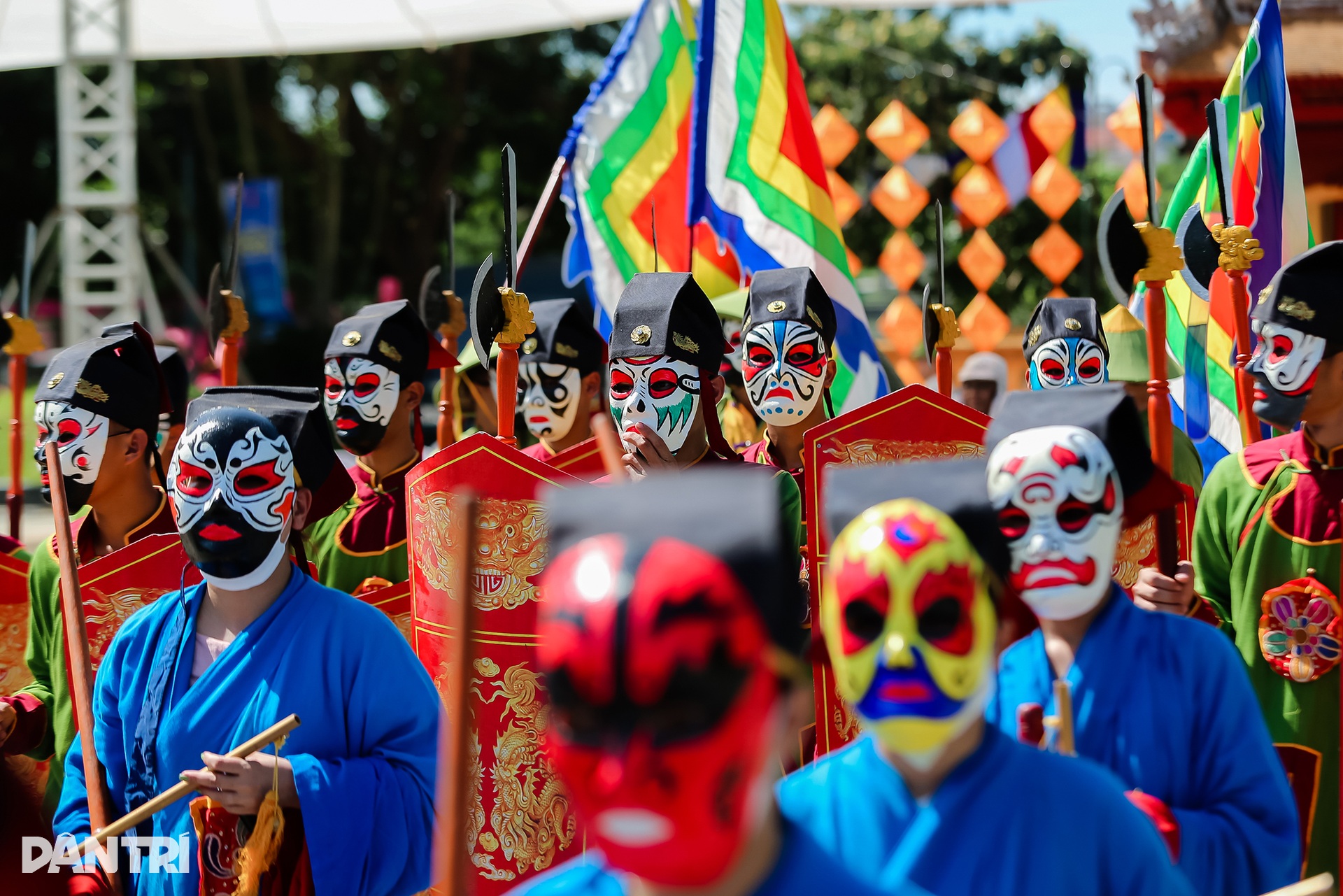 Gần 200 nghệ sĩ rước mặt nạ tuồng trên đường phố Huế - 13