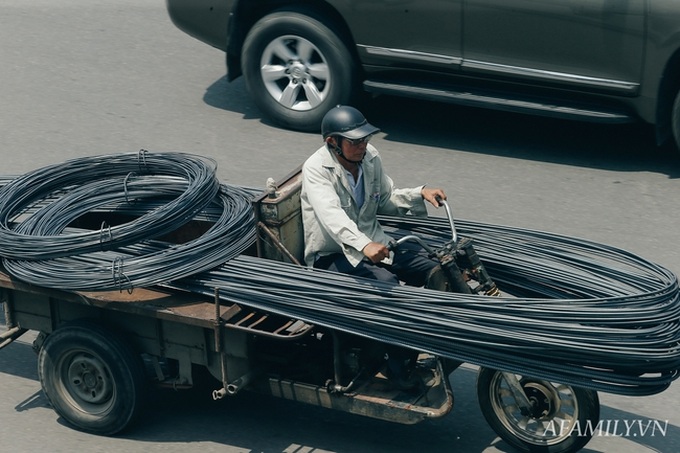 Chùm ảnh: Người lao động oằn mình trong những ngày nắng nóng cao điểm - Ảnh 8. Chùm ảnh: Người lao động oằn mình trong những ngày nắng nóng cao điểm - Ảnh 8.