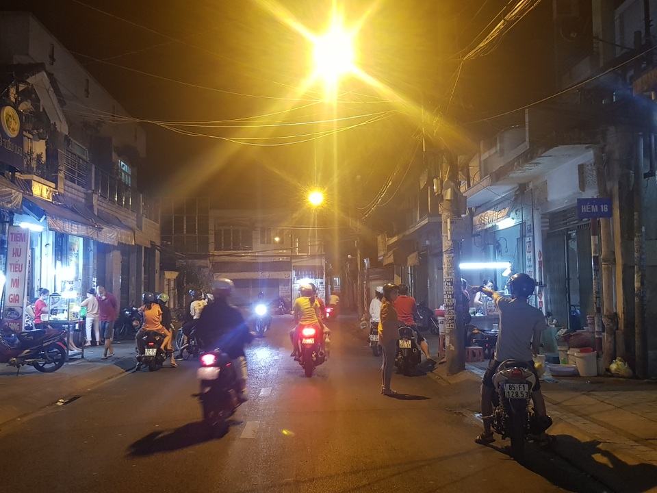 Hàng quán nhộn nhịp.jpg Hàng quán nhộn nhịp.jpg