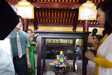 Nghệ nhân Hoàng Anh giới thiệu các loại bánh mứt cung đình Huế