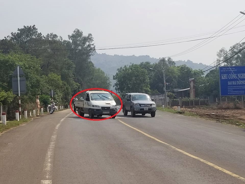 Sợ bị cách ly, thanh niên hung hãn cướp ô tô, đánh CSGT rồi bỏ chạy - 1 Sợ bị cách ly, thanh niên hung hãn cướp ô tô, đánh CSGT rồi bỏ chạy - 1