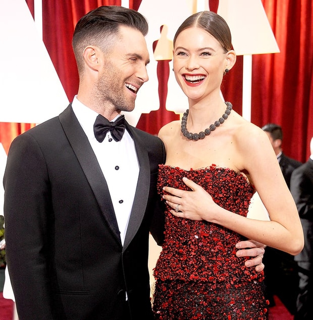 Adam Levine nói gì khi bị tố tòm tem lúc vợ mang bầu lần ba? - 1 Adam Levine nói gì khi bị tố tòm tem lúc vợ mang bầu lần ba? - 1