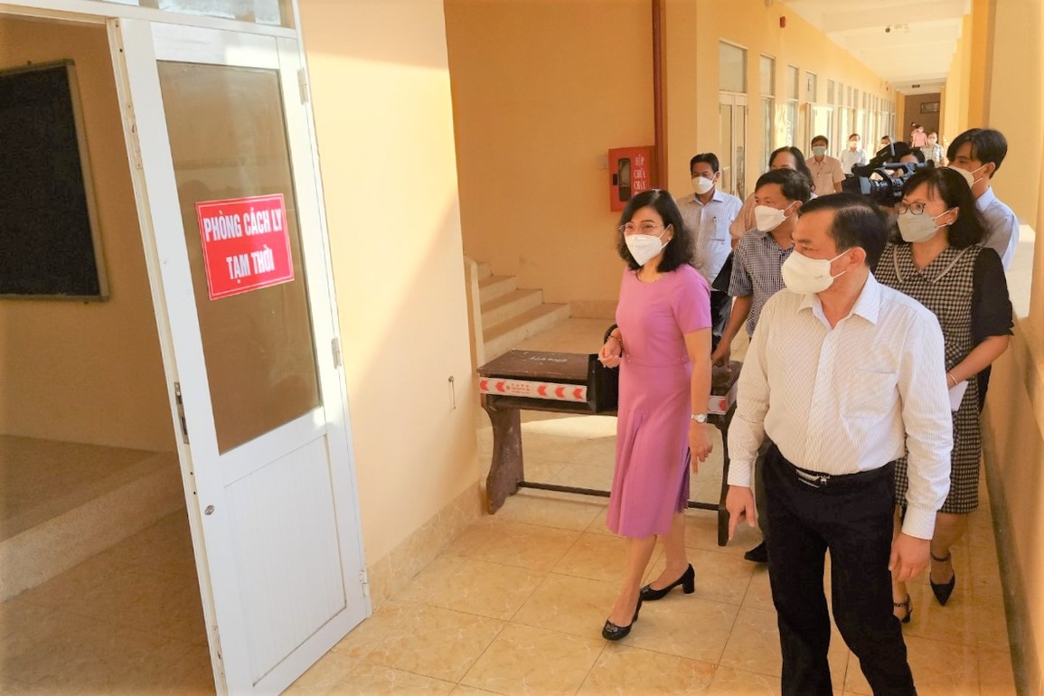 Hiệu trưởng, giáo viên hối hả vệ sinh trường đón học sinh trở lại học - 4 Hiệu trưởng, giáo viên hối hả vệ sinh trường đón học sinh trở lại học - 4